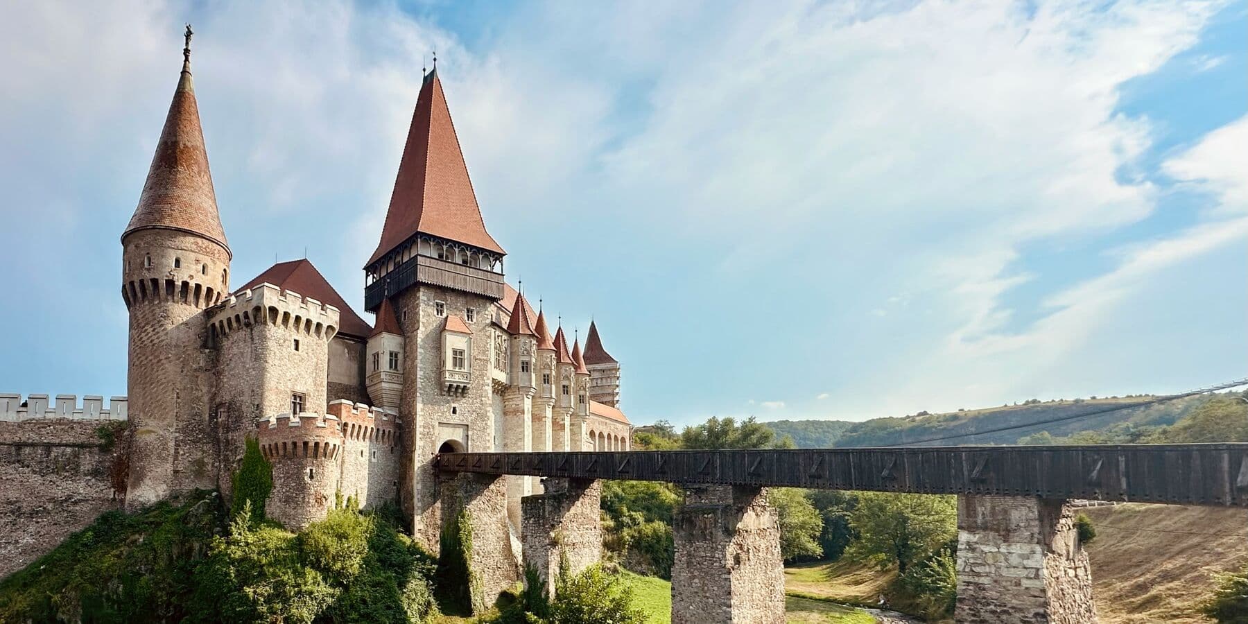 Castelul Corvinilor din Hunedoara, cu turnurile și podul de lemn peste râpă