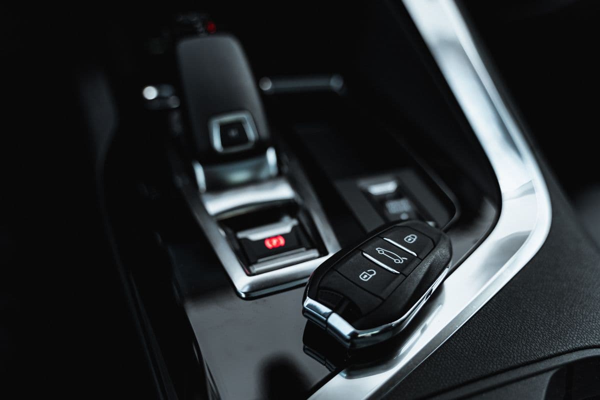 Cheia unei mașini pe consola centrală a unui automobil modern