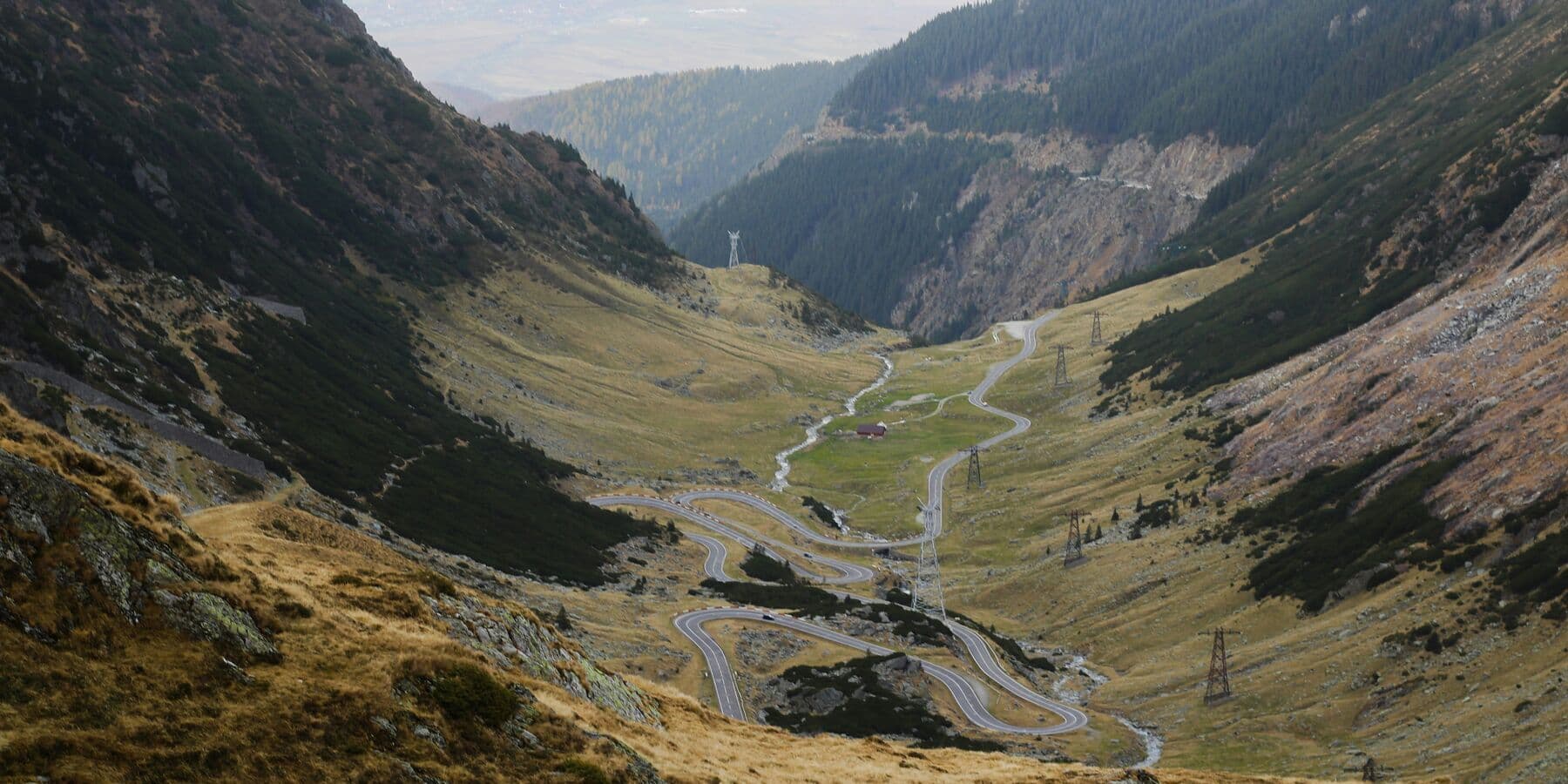 Transfăgărășanul șerpuind prin valea glaciară din Munții Făgăraș