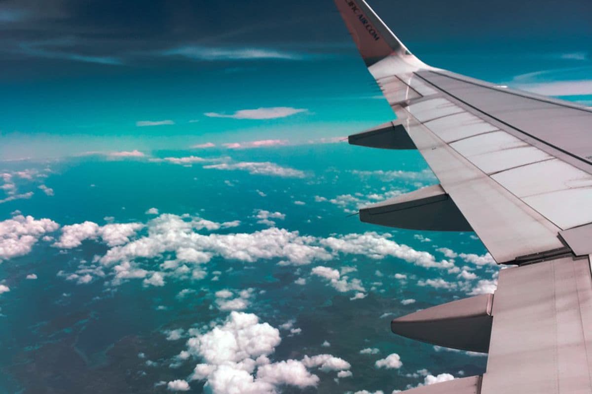 Aripa unui avion deasupra norilor, în zbor
