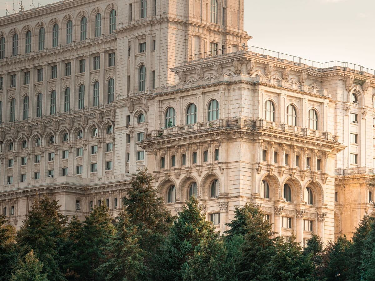 Palatul Parlamentului din București, cu fațada caldă în lumina de seară