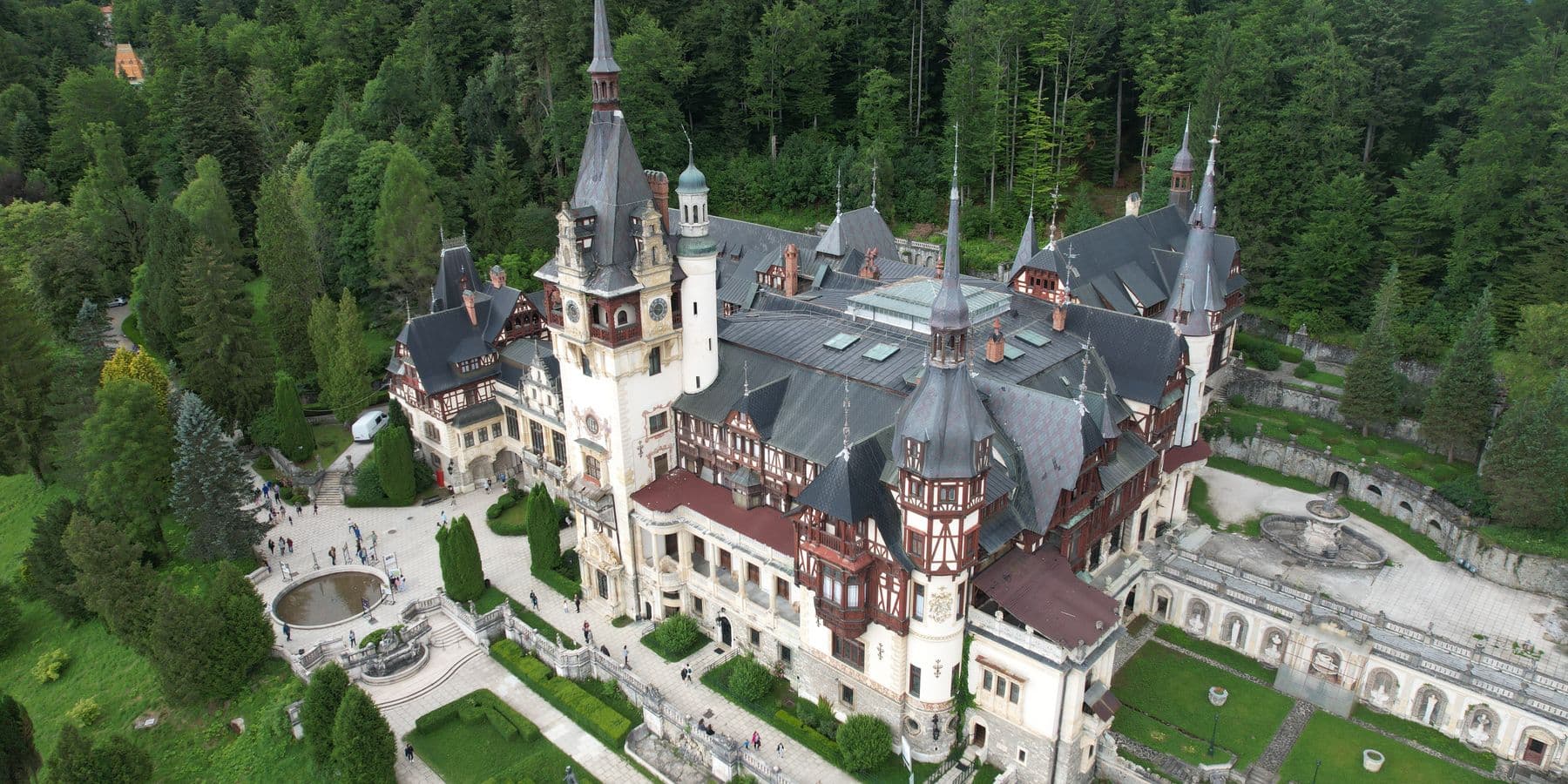 Castelul Peleș din Sinaia, văzut de sus, înconjurat de pădurile Carpaților