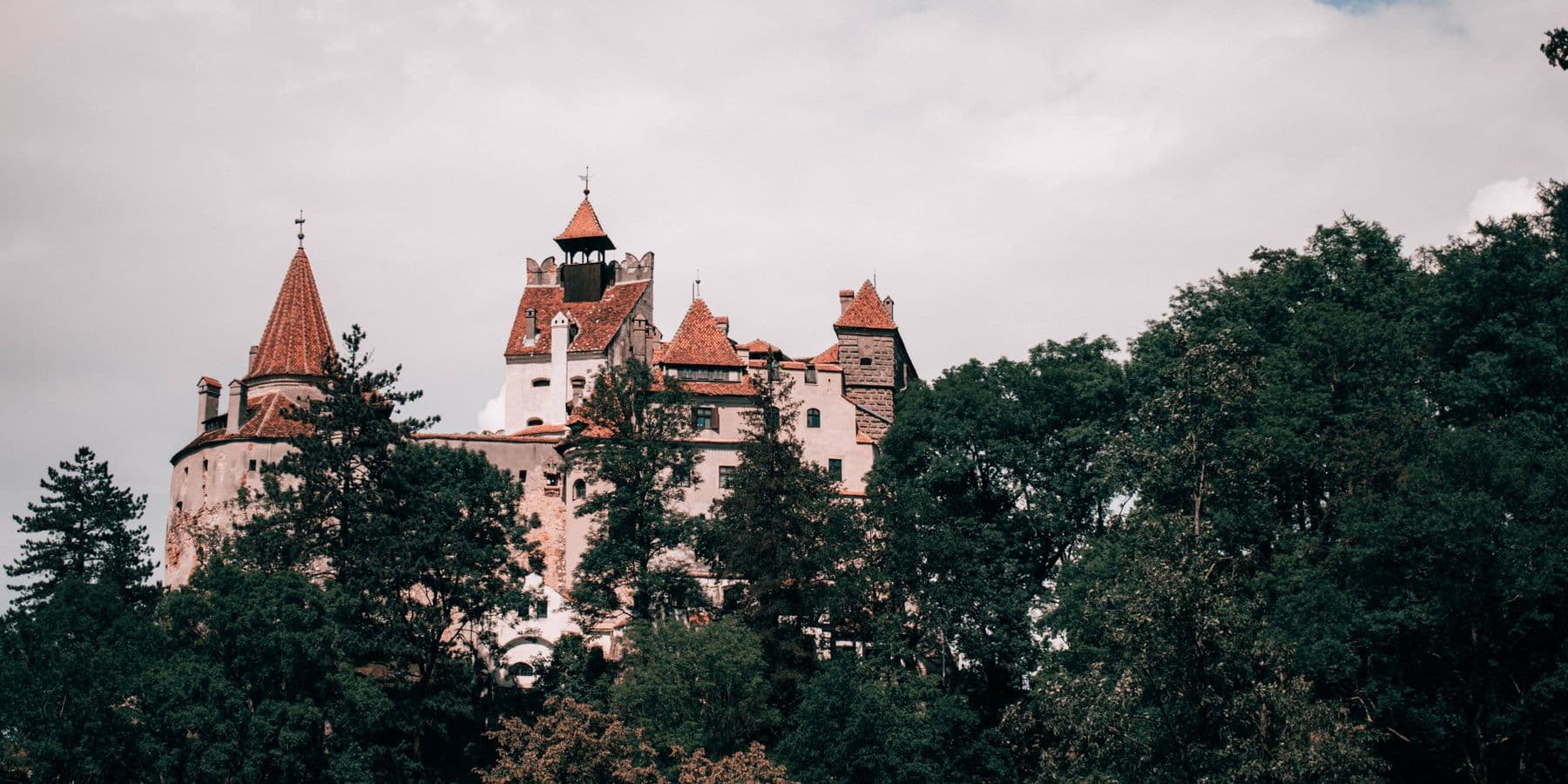 Castelul Bran, zărit printre copacii din Transilvania